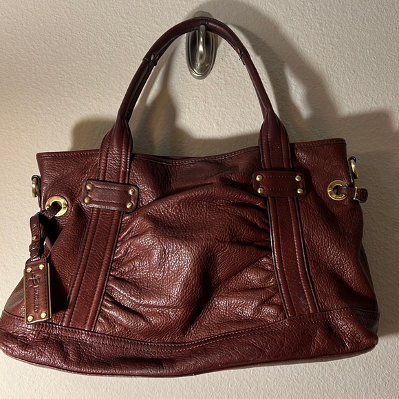 B. MAKOWSKY BURGANDY SHOULDER BAG WITH MAGNETIC CLOSURE. - Picture 4 of 11